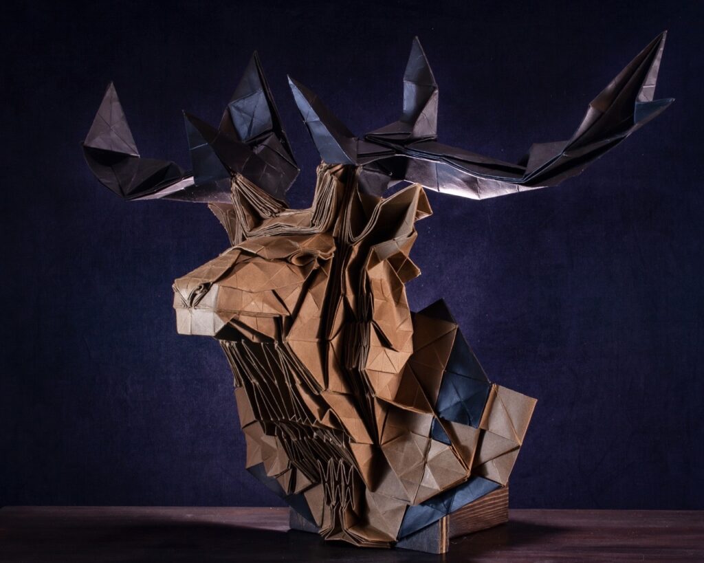 1枚の折り紙で作られた立体的でリアルな鹿の横長画像